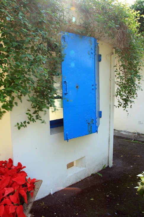 门口的门卫岗亭还保留铁门和下面的机枪眼。