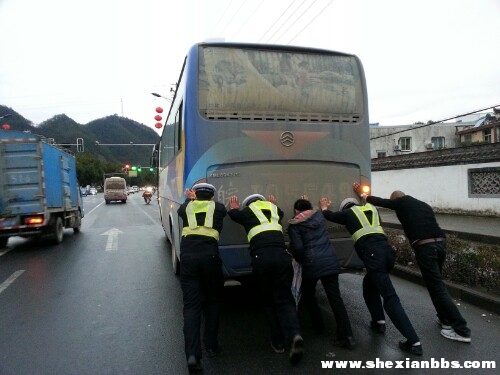 交警帮路人推车