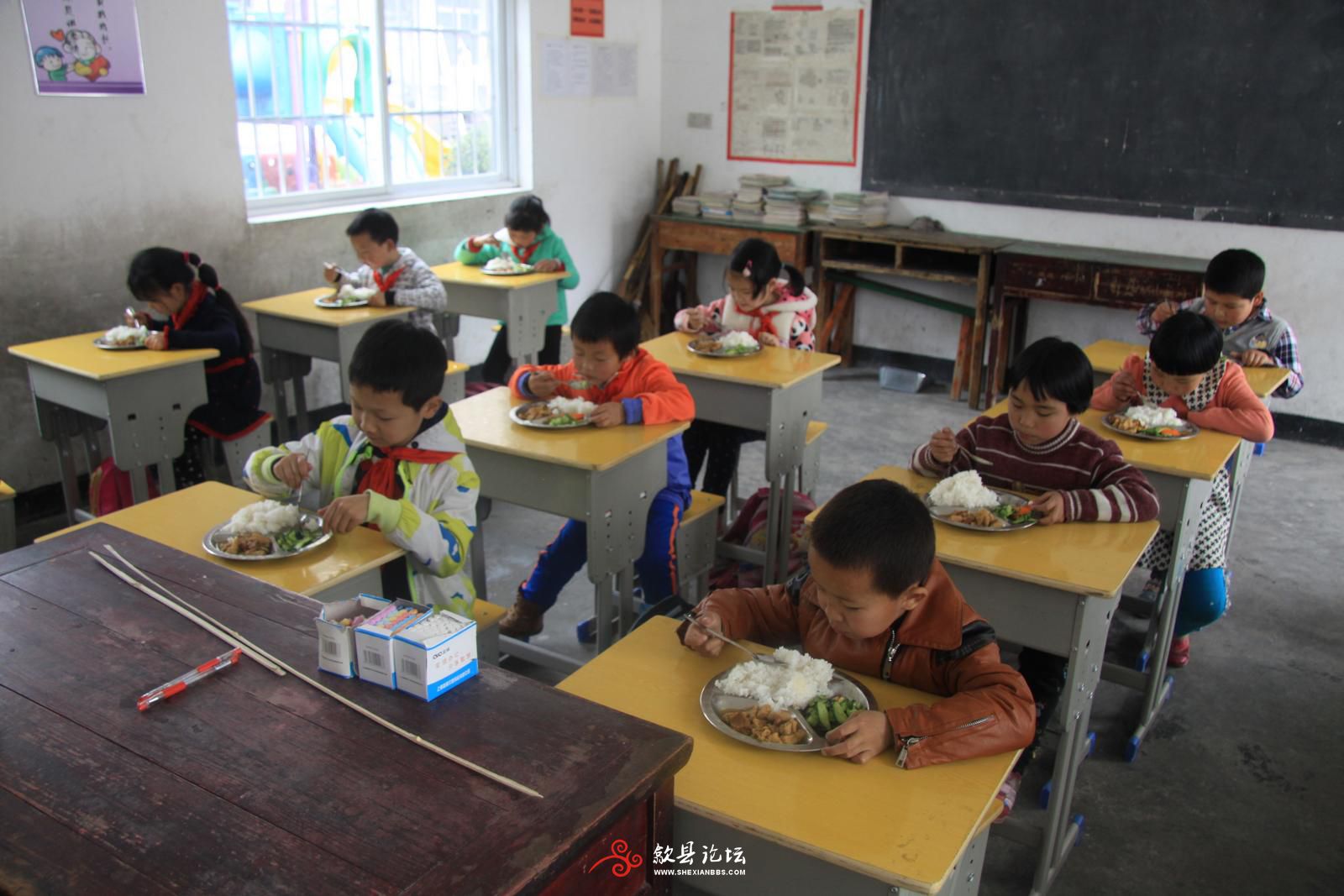 学生在教室里吃着免费午餐 (3)歙县论坛.JPG