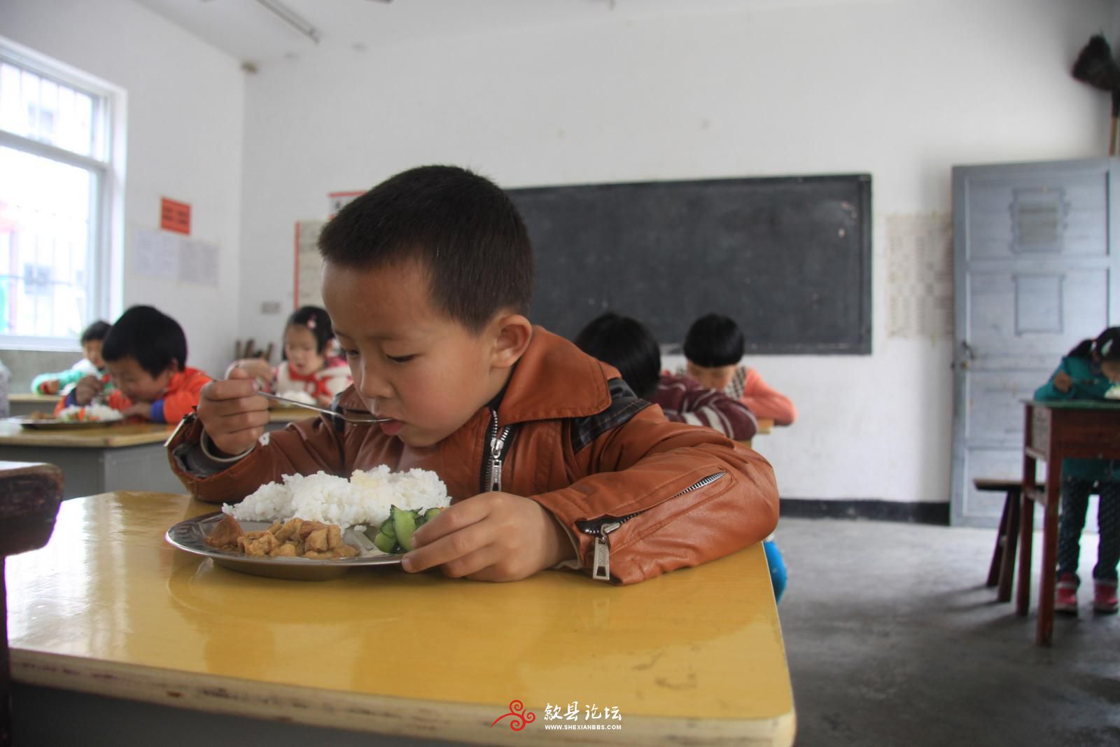 学生在教室里吃着免费午餐 (1)歙县论坛.JPG