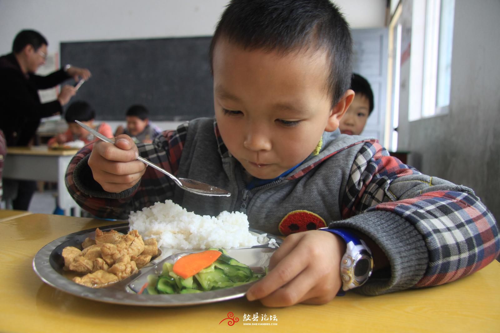 学生在教室里吃着免费午餐 (2)歙县论坛.JPG