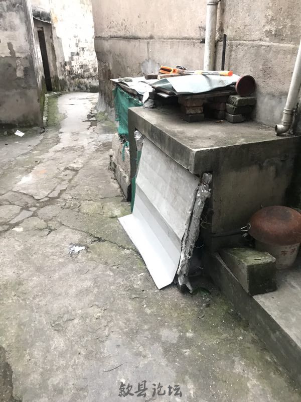 斗山街老医药公司背后，某人在自家门口违法自建了2个粪池