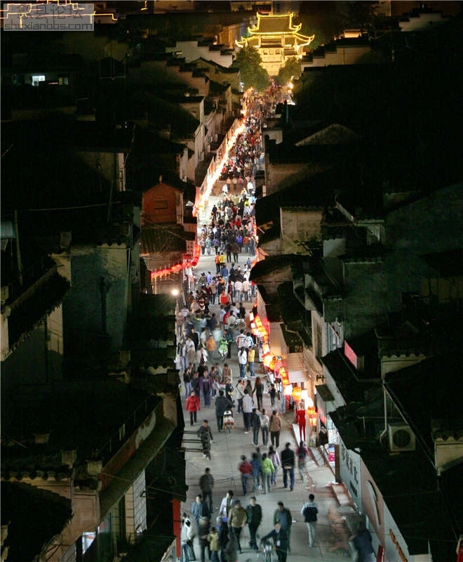 沈磊《古城之夜》徽州古城位于歙县城区，是中国历史文化名城歙县的核心，是徽州府治所.jpg