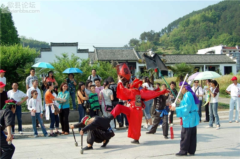 歙县雄村景区：游客欣赏跳钟馗_副本.jpg