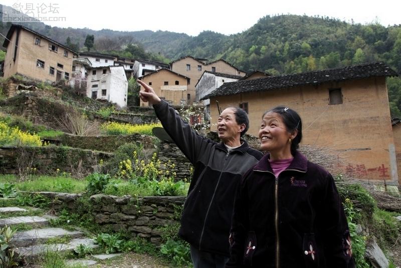 1、皖南山区歙县深渡镇阳产村60岁村民郑文华与妻子在指点最老的土楼。.jpg