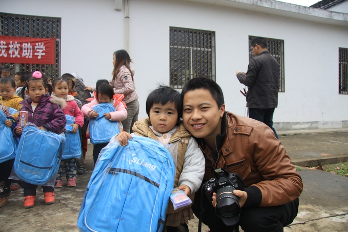 歙县论坛网友与幼儿班学生合影.JPG