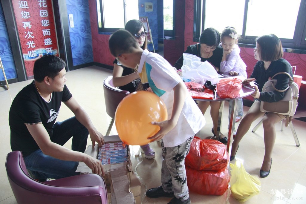 5月24日 新安社区留守儿童在百花影城过六一儿童节 (1).JPG