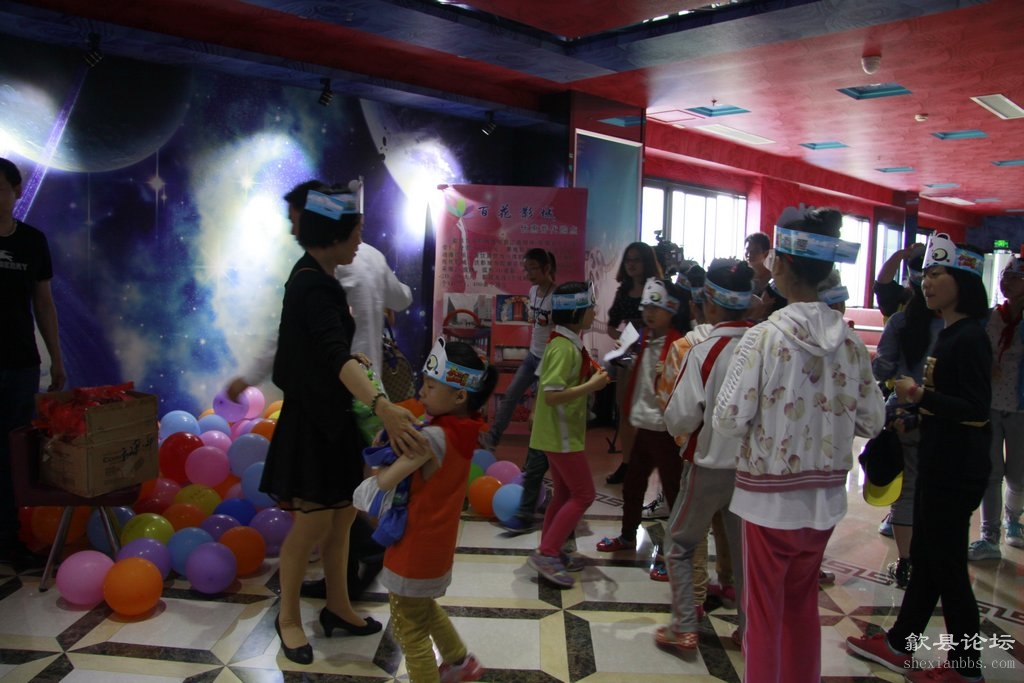 5月24日 新安社区留守儿童在百花影城过六一儿童节 (3).JPG