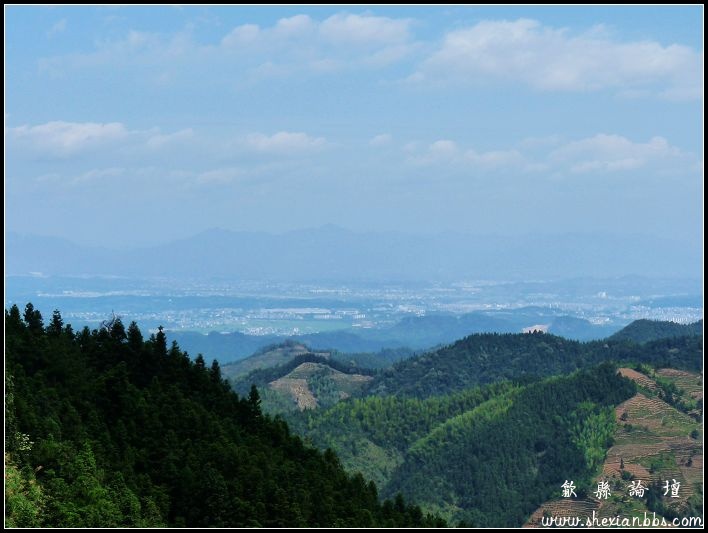 白际公路看屯溪1.jpg