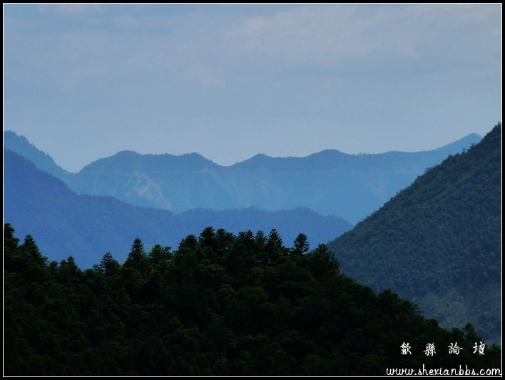 白际公路眺望狮石公路.jpg