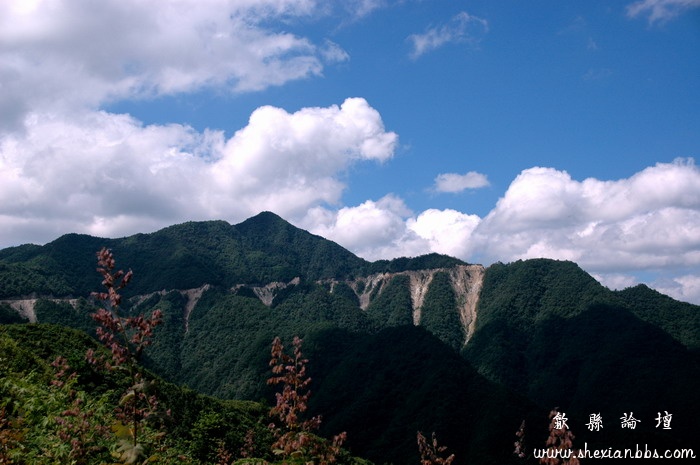 蓝天白云和狮石公路.jpg