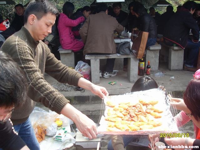 铺上锡箔纸，生火