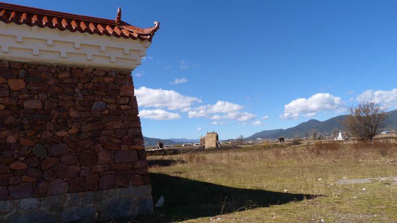 院墙外已荒芜的土地.jpg